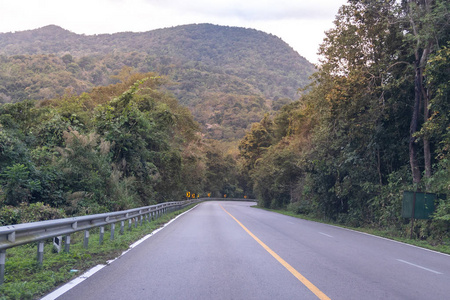 乡间公路在绿林中蜿蜒穿过群山