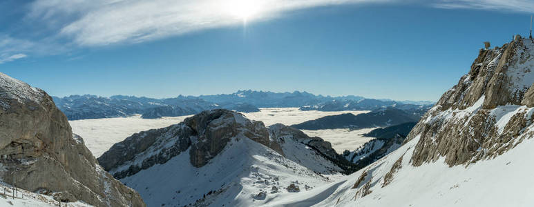 在瑞士卢泽恩市附近的皮拉特山顶部看到的在倒置天气期间瑞士阿尔卑斯山的美丽景色