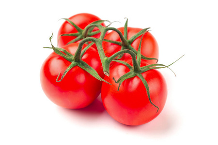 红色多汁樱桃番茄分离。 白色背景上的一束芬芳的番茄。