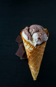 巧克力和香草冰淇淋华夫饼