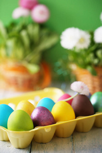 五颜六色的鸡蛋和花。 复活节概念背景