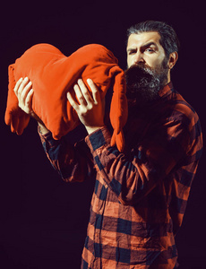 英俊的大胡子的男人或穿着格子衬衫时尚胡子严肃的脸上和胡子雪认为情人节红色心枕在黑色背景上