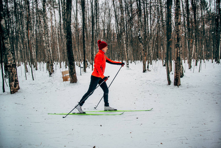 在木头上的滑雪板上行走