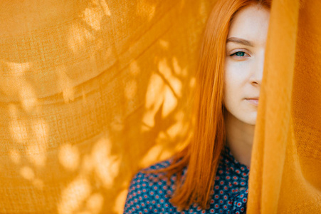 年轻的红发女人，时髦的橙色围巾