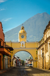 危地马拉圣塔卡特琳娜拱门和阿瓜火山