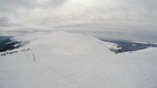 山里的冬天。 雪坡。 滑雪坡向脊柱倾斜。 乌克兰