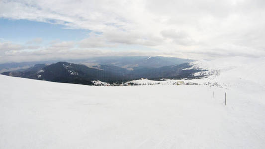 山里的冬天。 雪坡。 滑雪坡向脊柱倾斜。 乌克兰