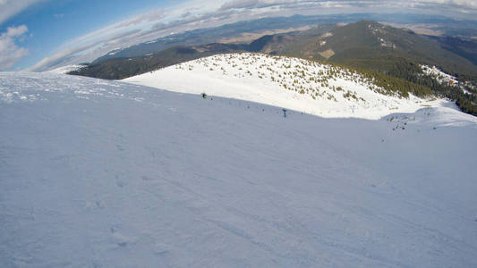 山里的冬天。 雪坡。 滑雪坡向脊柱倾斜。 乌克兰