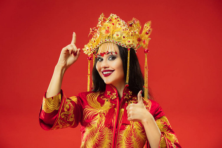 中国传统女性。穿着民族服装的美丽的年轻女孩