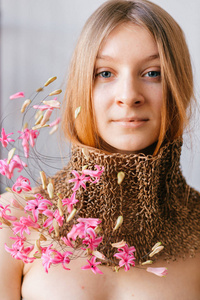 有创意的年轻美女肖像，脖子上戴着花