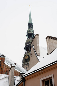 冬天里有钟和雪的美丽的塔