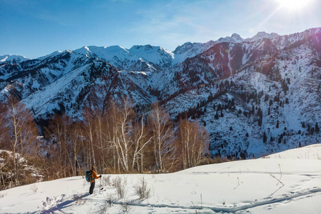 冬天，一个年轻人骑着滑雪板在雪山上旅行。 滑雪之旅。