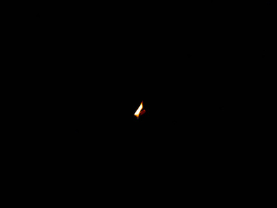一支点燃的蜡烛在黑色背景上的火焰