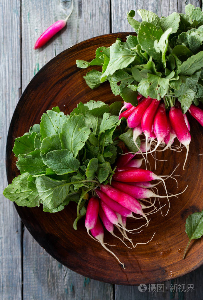 木制桌子上多汁的长萝卜