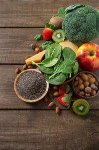 健康食品概念木制桌子上的新鲜水果和蔬菜