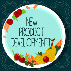 文字书写文本新产品开发。将新产品带到市场的过程中的商业理念手画羔羊排骨草本香料樱桃番茄在空白色板上
