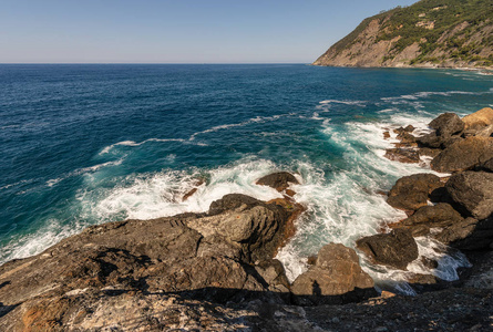 海岸线与悬崖和地中海附近的小村庄弗拉穆拉。 意大利，欧洲