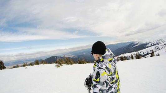 那家伙正在山上滑雪。 很多雪。 喀尔巴阡山脉。 滑雪夹克和裤子。 活跃的冬季冬天