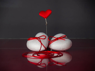 爱的概念两颗波兰心与一条红线相连,这条红线象征着红线红心的传说