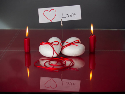 爱的概念，红色蜡烛点燃，心形支架与文字，我爱你
