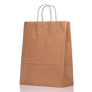 一个空的棕色纸袋。 回收纸购物袋隔离在白色背景上。