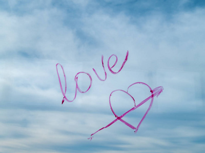 爱的概念爱这个词用胭脂红写在有云和蓝天的窗户上