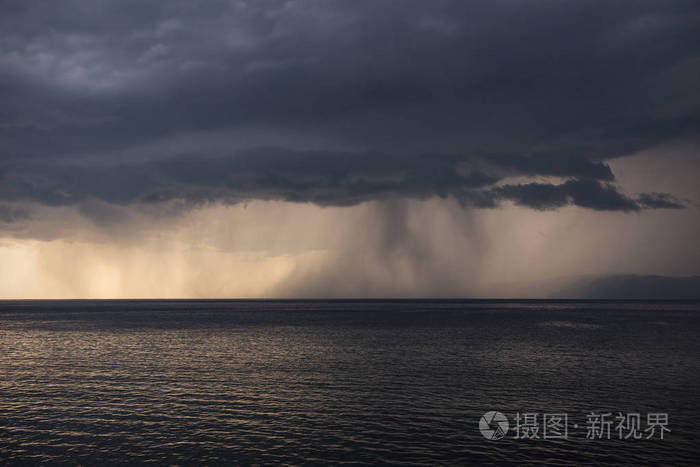 日落,夏天,暴风雨,远处的阵雨.