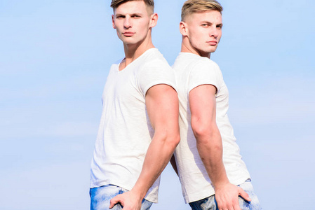 有双胞胎兄弟的好处.兄弟们的友谊.有相同的双胞胎兄弟的好处和缺点.