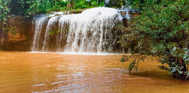 越南丛林公园有湖的天然美丽的山瀑布