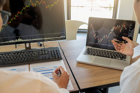 商业团队投资交易在证券交易所进行这项交易,开发新的方法.照片