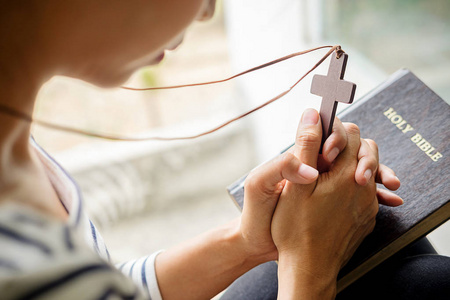祈祷时双手交叉,教堂概念中的圣经照片