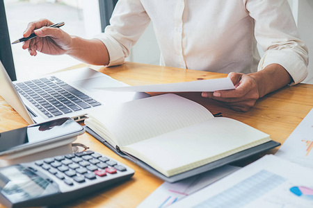 业务顾问分析财务数字,表示进度内部收入服务检查文件. 审计概念照片