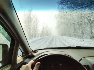 在冬天的路上开着车，冬天的路上，车里有很多雪