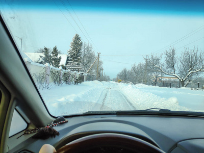 在冬天的路上开着车，冬天的路上，车里有很多雪