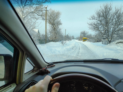 在冬天的路上开着车，冬天的路上，车里有很多雪