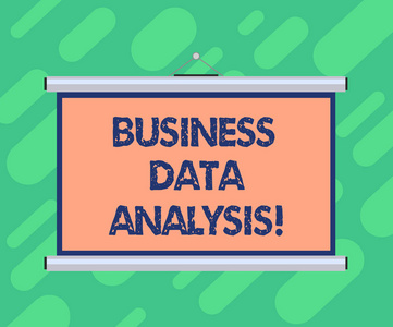 显示业务数据分析的概念手写。商业照片展示了使用分析工具便携式墙体投影屏幕评估数据的过程, 用于会议演示