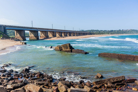 长桥结构跨越宽阔的河口，港口和海洋海岸线，供车辆和火车使用。
