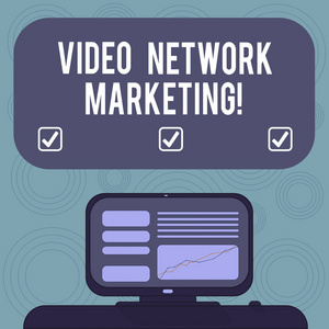 显示视频网络营销的概念手写。商业照片展示了参与您的营销活动安装计算机屏幕与桌面文本框上的线形图