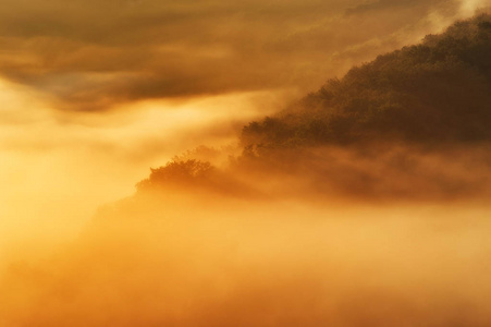 多雾的春天早晨。 如画的黎明。 河流峡谷