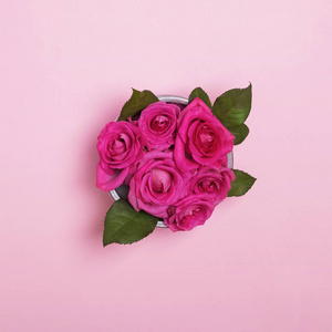美丽的玫瑰花束在粉红色的背景碗