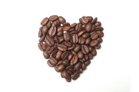 白色背景下心形咖啡豆的特写