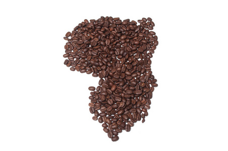 白色背景下非洲形状咖啡豆的特写