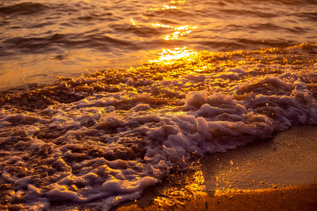 海波夕阳在海中沫沫浪黄昏夕阳和波浪