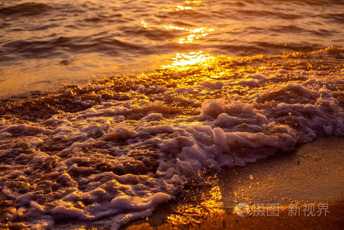 海波夕阳在海中沫沫浪黄昏夕阳和波浪