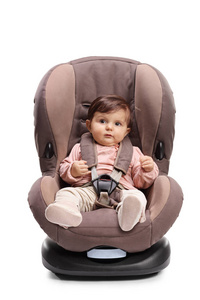 婴儿系在汽车座椅上，隔离在白色背景上