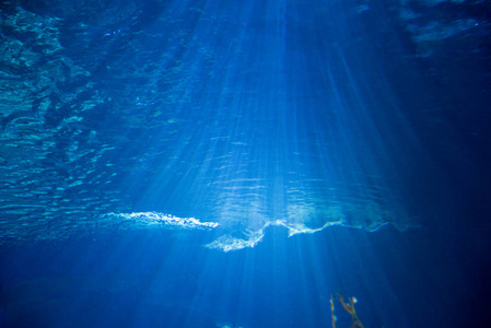 水下的蓝色海洋与完美的阳光进来
