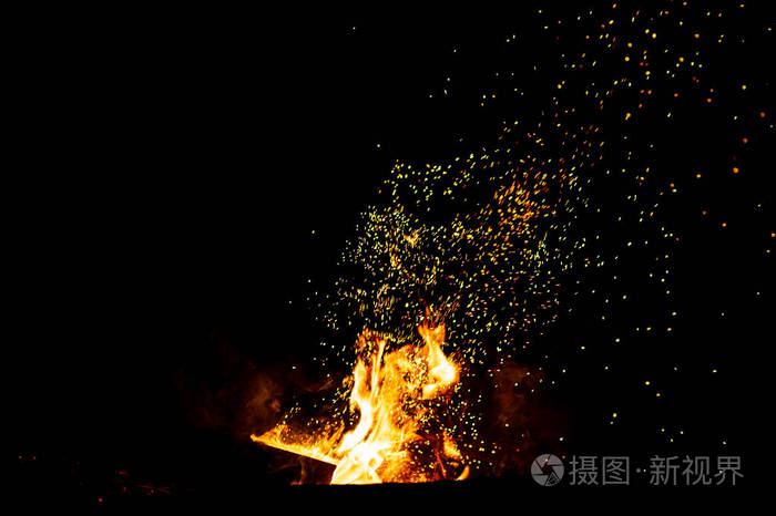 近距离观看燃烧篝火的黑暗抽象背景