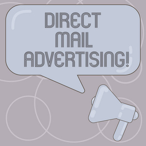 文字书写文本直邮广告。向客户提供邮件扩音器照片和带有反射的空白矩形彩色语音泡泡的业务理念
