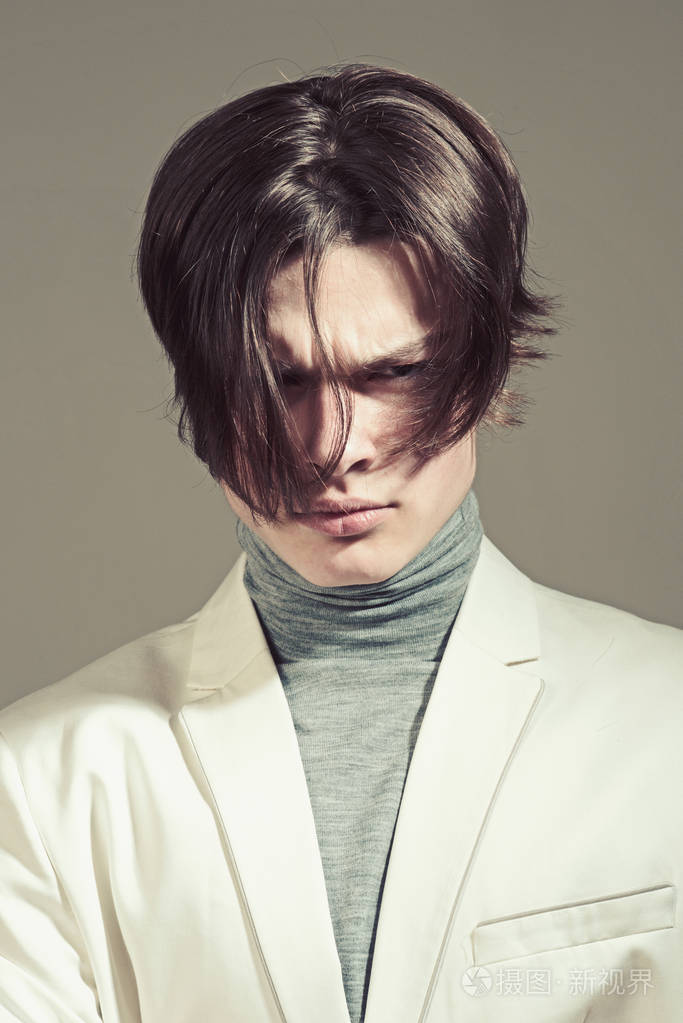 现代男性.发型和护肤品.美丽和时尚.有时髦造型的男人.