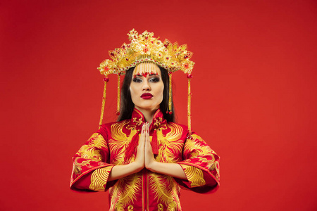 中国传统女性。穿着民族服装的美丽的年轻女孩